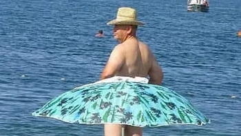 Pria ini sedang tidak menggunakan kostum balet di pantau. Itu adalah payung. Foto: Reddit