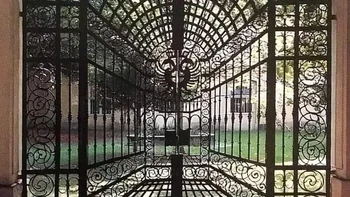 Pagar gerbang ini menghadirkan ilusi mata. Seakan-akan sebuah lorong. Foto: Boredpanda