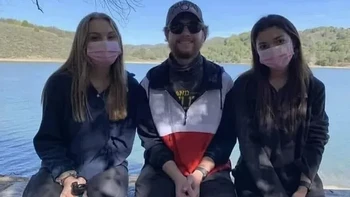 Hayo siapa yang mengira itu tangan perempuan yang bergandengan? Foto: Boredpanda