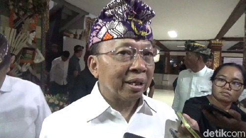 Gubernur Bali Wayan Koster saat diwawancarai, Sabtu (1/3/2025).
