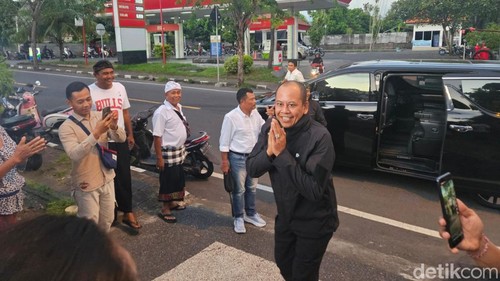Gus Par-Pandu saat tiba di Karangasem setelah menjalani retret selama seminggu di Magelang, Jawa Tengah, Sabtu (1/3/2025).