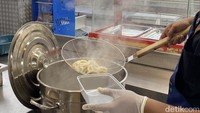 Proses perebusan mie hanya dalam beberapa detik. Lalu disajikan dengan topping dan siraman kuah kaldu sapi yang sedap. Foto: Detikcom / Atiqa Rana