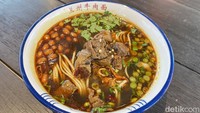 Kalau suka yang pedas, bisa coba Lamian Mala seharga Rp 58.000. Kuah pedas malanya tidak nyelekit di tenggorokan. Cocok dimakan bersama irisan daging sapinya yang sedap. Foto: Detikcom / Atiqa Rana