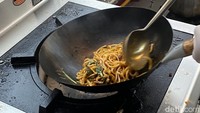 Berkat dimasak dalam wok, menciptakan aroma wok hei yang khas. Rasa bumbunya juga medok, ada perpaduan rasa manis dan pedasnya. Foto: Detikcom / Atiqa Rana
