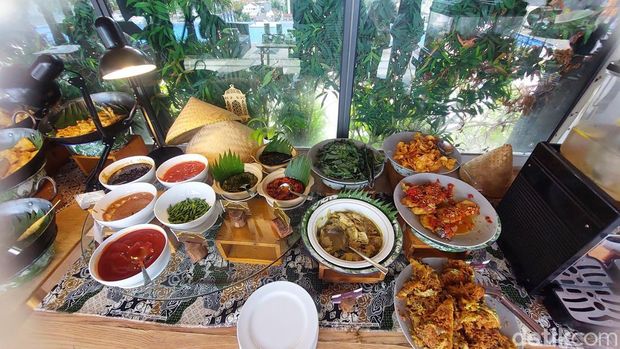Hotel Mercure City Center Bandung mengusung sajian khas Indonesia dan aneka jajanannya di menu iftar di Ramadhan 2025.