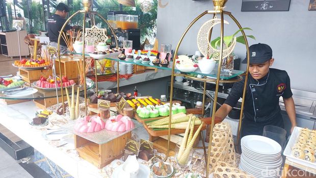 Hotel Mercure City Center Bandung mengusung sajian khas Indonesia dan aneka jajanannya di menu iftar di Ramadhan 2025.