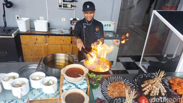 Hotel Mercure City Center Bandung mengusung sajian khas Indonesia dan aneka jajanannya di menu iftar di Ramadhan 2025.
