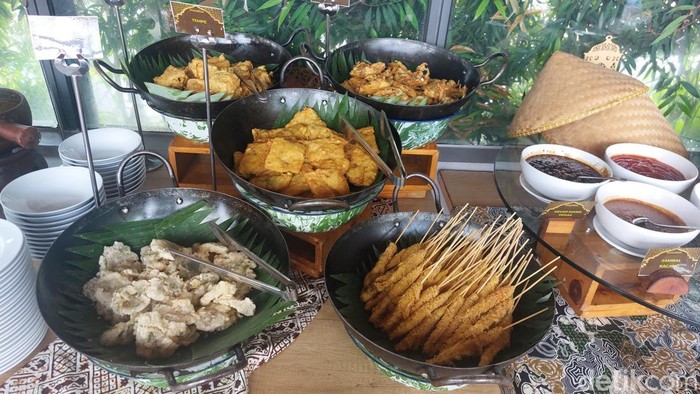 Hotel Mercure City Center Bandung mengusung sajian khas Indonesia dan aneka jajanannya di menu iftar di Ramadhan 2025.