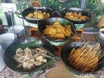 Menikmati Jajanan Khas Bandung di Rooftop saat Berbuka Puasa