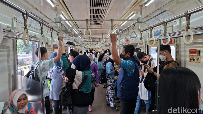 Ilustrasi penumpang di dalam KRL.