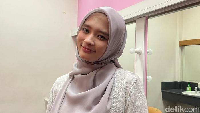 Inara Rusli full kerja di hari pertama puasa.