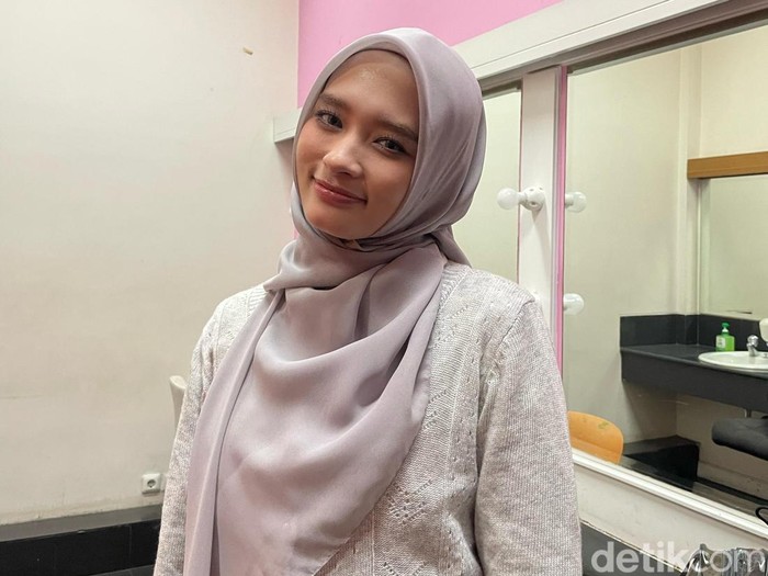 Inara Rusli full kerja di hari pertama puasa.