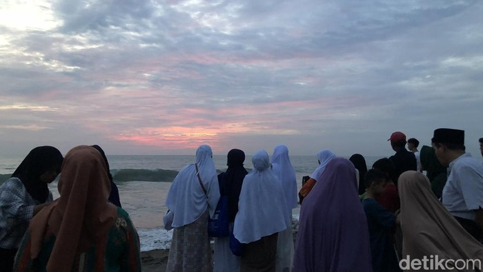 Jemaah Tarekat Syattariyah saat melihat bulan atau hilal di Pantai Ulakan, Padang Pariaman.