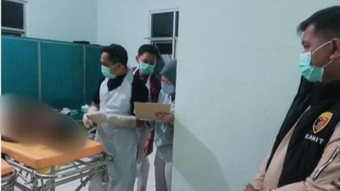 Jenazah Kartolo dibawa ke rumah sakit untuk dilakukan visum