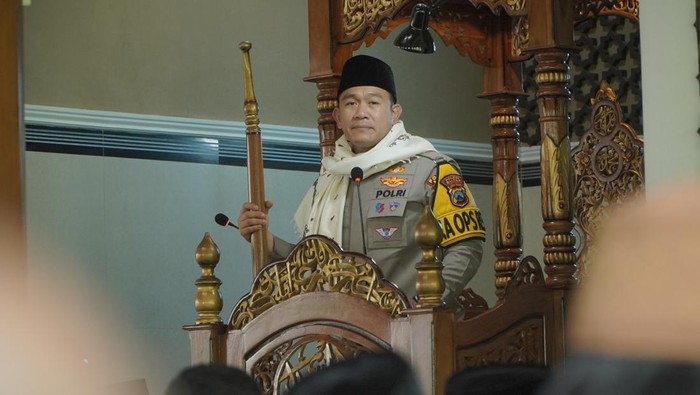 Kapolres Blitar AKBP Arif Fazlurrahman saat menyampaikan khutbah Jumat.