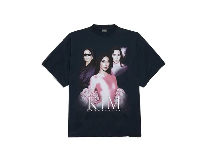 Kaus Balenciaga Bergambar Kim Kardashian.