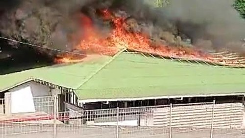 Kebakaran pabrik air minum di wilayah Banjar Dinas Tegenan, Desa Menanga, Kecamatan Rendang, Kabupaten Karangasem, Bali, Sabtu (1/3/2025).