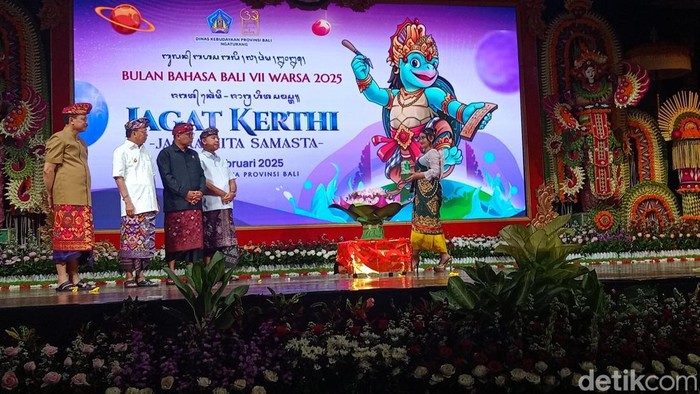 Ketua DPD PDI Perjuangan Bali Wayan Koster seusai menghadiri penutupan Bulan Bahasa Bali ke-7 2025 di Art Center, Denpasar, Sabtu (1/3/2025). (Aryo Mahendro/detikBali)