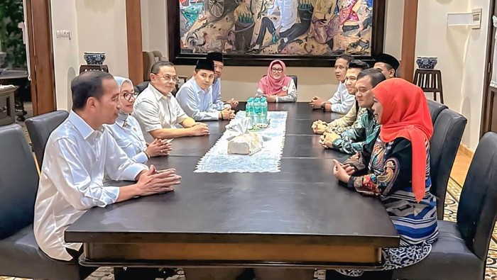 Khofifah Indar Parawansa dan kepala daerah di Jatim berkunjung ke kediaman Jokowi