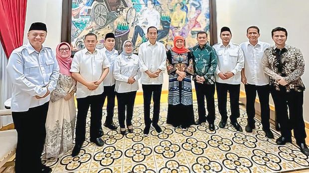 Khofifah Indar Parawansa dan kepala daerah di Jatim berkunjung ke kediaman Jokowi