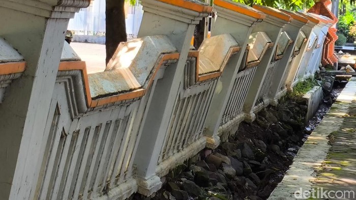 Kondisi tembok pagar RSUD Gunung Jati yang hampir roboh