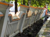 Warga Keluhkan Tembok Pagar RSUD Gunung Jati Cirebon yang Nyaris Roboh