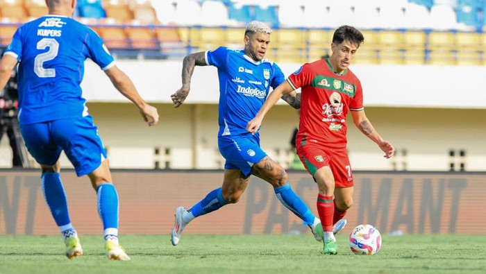 Laga Persib Bandung vs Persebaya Surabaya.