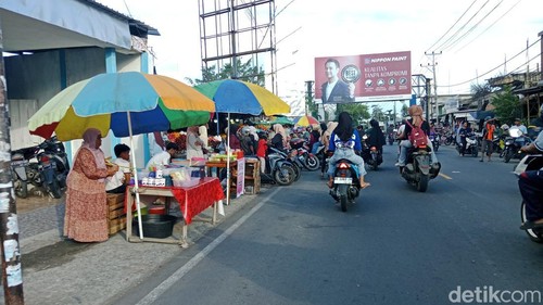 Lapak-lapak penjual takjil di Pasar Aikmel, Lombok Timur, NTB, Sabtu (01/3/2025). ( Sanusi Ardi W/detikBali)
