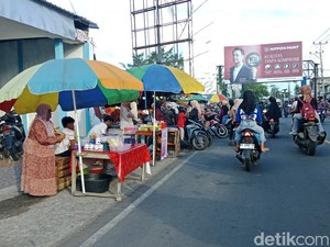 Manisnya Cuan Takjil Ramadan, Kuli Panggul Pasar Aikmel Pilih Jualan Es Kelapa