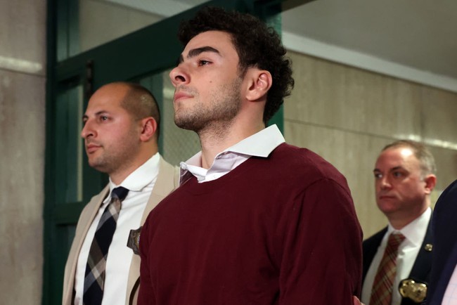 Menurut netizen di X, sweater merahnya tersebut langsung terjual habis setelah dipakai Luigi di persidangan. Foto: Getty Images/Pool