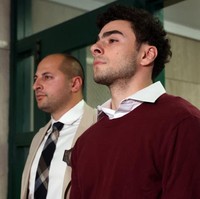 Menurut netizen di X, sweater merahnya tersebut langsung terjual habis setelah dipakai Luigi di persidangan. Foto: Getty Images/Pool