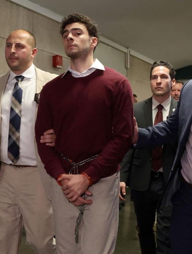 Busana yang dikenakannya saat persidangan menjadi incaran banyak orang. Dalam persidangan sebelumnya pada Desember 2024, Luigi mengenakan sweater merah dari Nordstrom yang juga langsung diserbu banyak orang. Foto: Getty Images/Pool