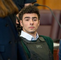 Dalam persidangan terbarunya, Luigi tampil mengenakan sweater rajut berwarna hijau, celana khaki, dan sepatu loafers cokelat tanpa kaus kaki. Meskipun mengenakan rompi anti-peluru dan borgol di pergelangan tangan serta kaki, penampilannya tetap dianggap modis oleh para penggemarnya.  Foto: Getty Images/Pool