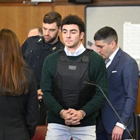 Google mencatat lonjakan pencarian hingga 1.400% untuk ‘loafers Luigi Mangione’ hanya dalam waktu 24 jam setelah sidang. Tak hanya itu, pencarian outfit Luigi Mangione juga meningkat 350%, menandakan bahwa daya tariknya tidak hanya pada kasusnya, tetapi juga pada cara berbusananya.Foto: Getty Images/Pool