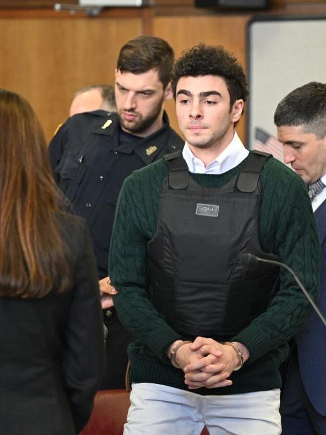 Google mencatat lonjakan pencarian hingga 1.400% untuk ‘loafers Luigi Mangione’ hanya dalam waktu 24 jam setelah sidang. Tak hanya itu, pencarian outfit Luigi Mangione juga meningkat 350%, menandakan bahwa daya tariknya tidak hanya pada kasusnya, tetapi juga pada cara berbusananya.Foto: Getty Images/Pool