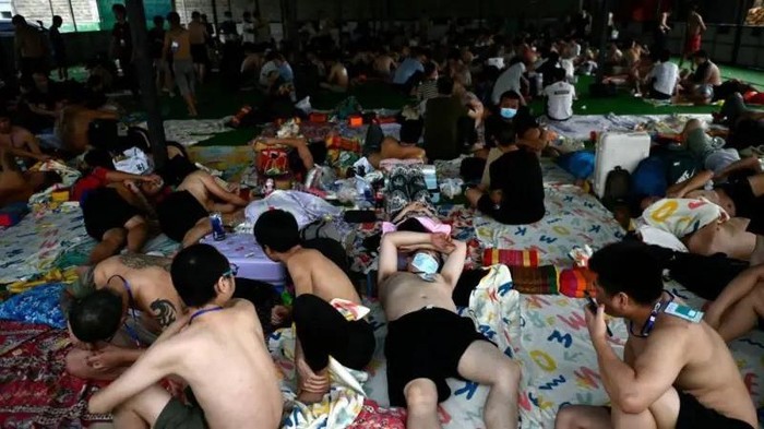 Mantan pekerja dan korban dari pusat penipuan di Myanmar kini terjebak di kamp sementara, tidak yakin apa yang akan terjadi selanjutnya. (Getty Images)