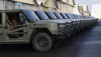 Menhan Serahkan 700 Maung untuk TNI-Polri