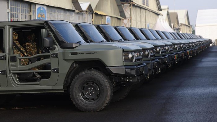 Menteri Pertahanan Sjafrie Sjamsoeddin menyerahkan 700 kendaraan khusus (ransus) Maung MV3 produksi PT Pindad kepada TNI dan Polri di Lanud Husein Sastranegara, Bandung, Sabtu (1/3/2025).