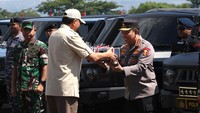 Menteri Pertahanan Sjafrie Sjamsoeddin menyerahkan 700 kendaraan khusus (ransus) Maung MV3 produksi PT Pindad kepada TNI dan Polri di Lanud Husein Sastranegara, Bandung, Sabtu (1/3/2025).