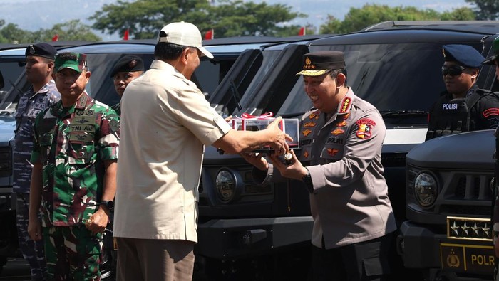 Menteri Pertahanan Sjafrie Sjamsoeddin menyerahkan 700 kendaraan khusus (ransus) Maung MV3 produksi PT Pindad kepada TNI dan Polri di Lanud Husein Sastranegara, Bandung, Sabtu (1/3/2025).