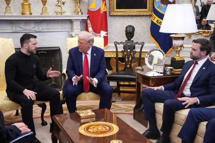 WASHINGTON, DC - FEBRUARY 28: U.S. President Donald Trump (C) and Vice President JD Vance meet with Ukrainian President Volodymyr Zelensky in the Oval Office at the White House on February 28, 2025 in Washington, DC. Trump and Zelensky are meeting today to negotiate a preliminary agreement on sharing Ukraines mineral resources that Trump says will allow America to recoup aid provided to Kyiv while supporting Ukraines economy.   Andrew Harnik/Getty Images/AFP (Photo by Andrew Harnik / GETTY IMAGES NORTH AMERICA / Getty Images via AFP)