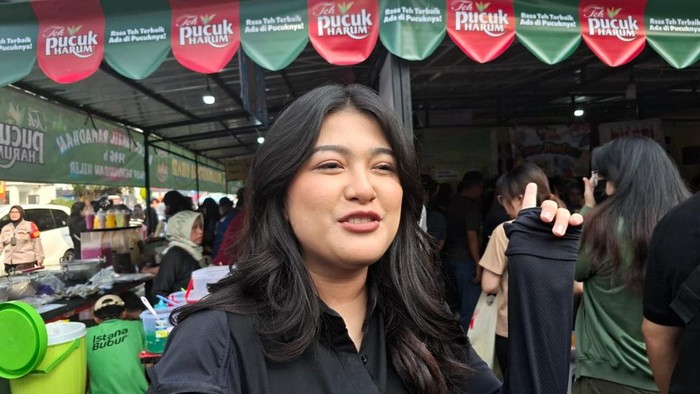 Nadia asal Cipayung Jaktim ikut berburu takjil di Benhil