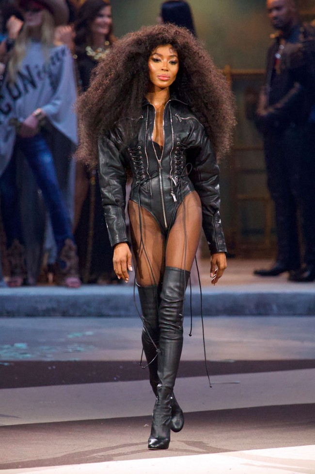 Kesan edgy hadir lewat padanan thigh-high boots kulit. Foto: Getty Images/Estrop