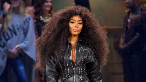 7 Aksi Supermodel Naomi Campbell di Show DSquared2, Seksi Memukau di Usia 54