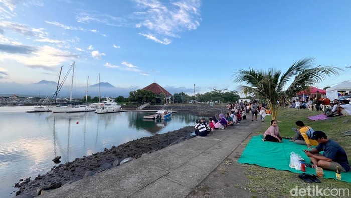 Ngabuburit di Pantai Boom Banyuwangi Ngabuburit di Pantai Boom Banyuwangi