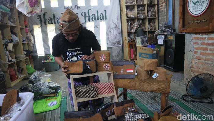 Nunung Ervana saat menunjukan tas tangan dari limbah karung goni di rumahnya Desa Piji Kecamatan Dawe, Kabupaten Kudus, Sabtu (1/3/2025).