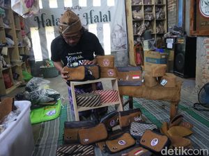 Warga Kudus Cuan dari Ubah Limbah Karung Goni Jadi Tas, Begini Ceritanya