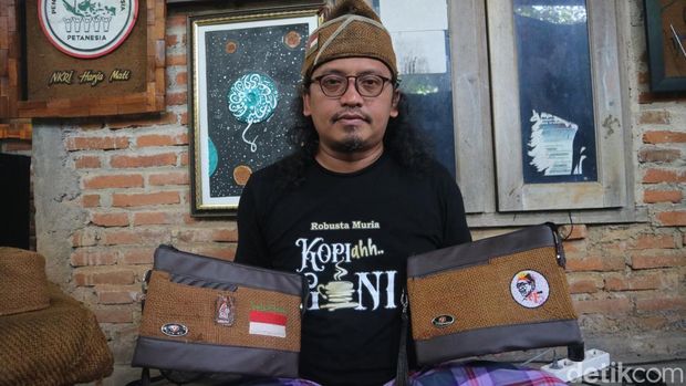 Nunung Ervana saat menunjukan tas tangan dari limbah karung goni di rumahnya Desa Piji, Kudus, Sabtu (1/3/2025).