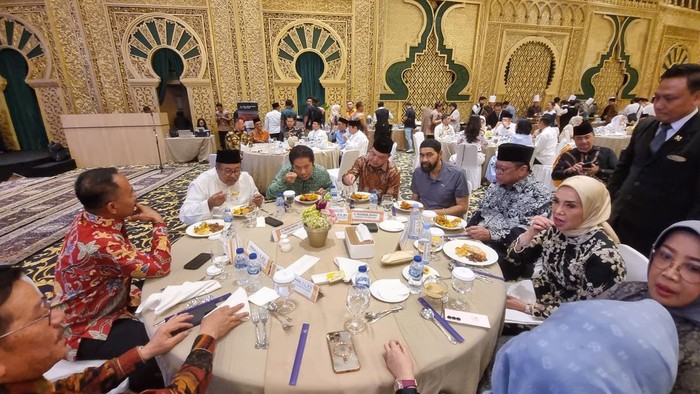 Ketum Partai Hanura Oesman Sapta Odang (OSO) menggelar silaturahmi sekaligus buka puasa bersama sejumlah kepala daerah dan wakil kepala daerah, Sabtu (1/3/2025).