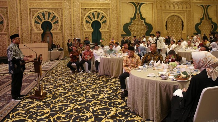 Partai Hanura Gelar Pertemuan dengan Kepala Daerah Ketum Partai Hanura Oesman Sapta Odang (OSO) menggelar silaturahmi sekaligus buka puasa bersama sejumlah kepala daerah dan wakil kepala daerah. Rano Karno turut hadir.